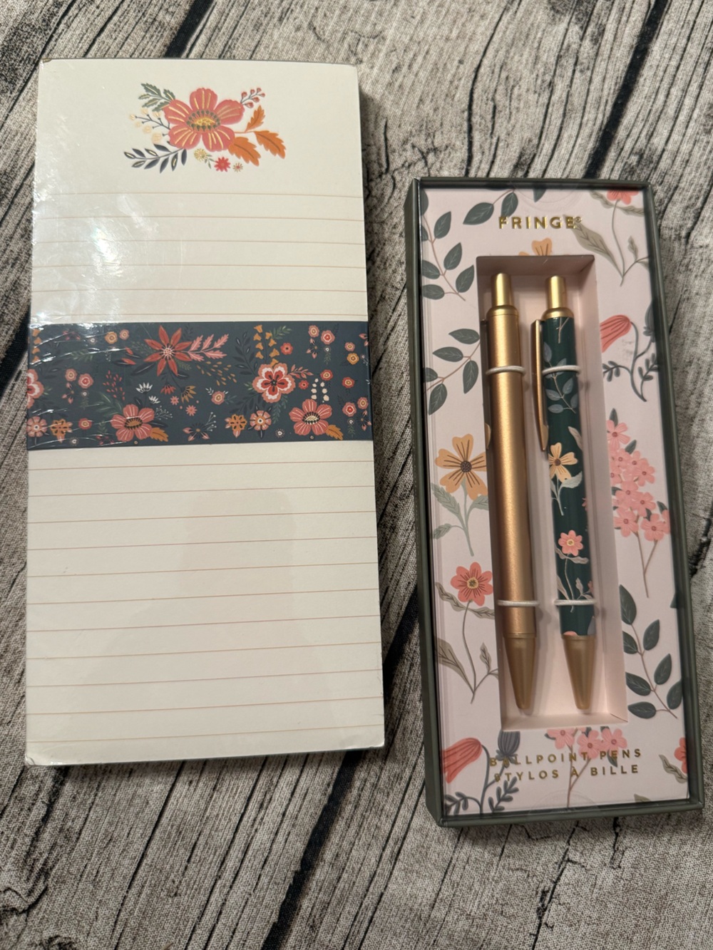 NWT! Set of 2 floral design pens and lined notepad with magnet back